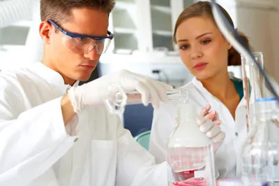 Laboratório testa novo medicamento para o tratamento do câncer colorretal metastático